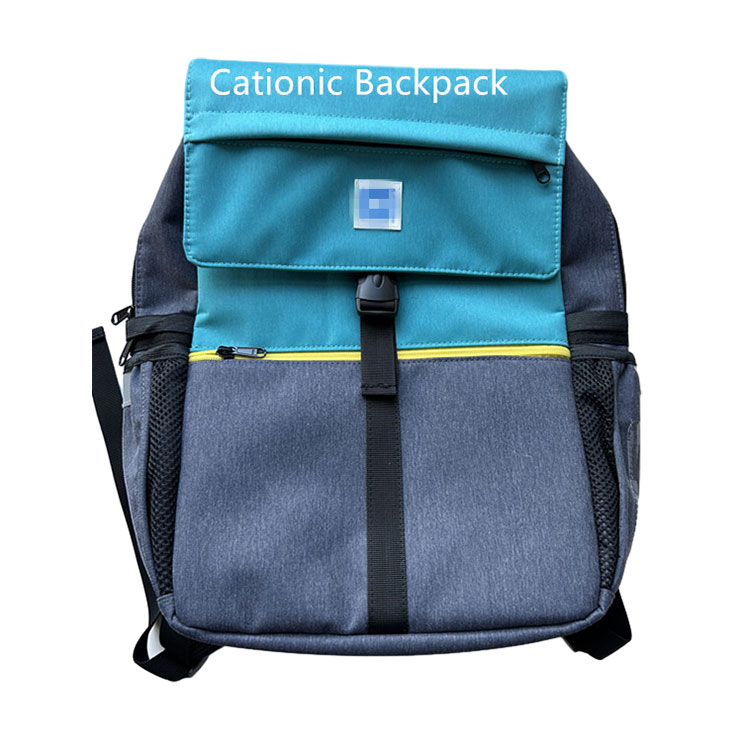Cén t -ábhar a bhfuil an backpack cationic déanta?