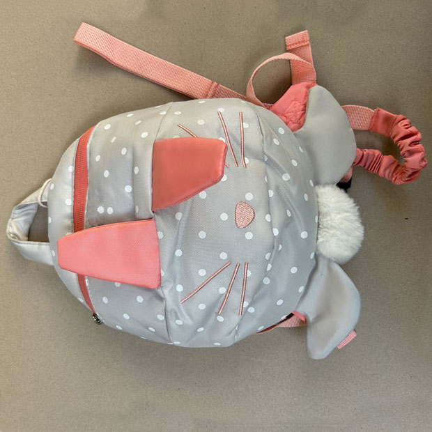 Conas backpack a chaitheamh i gceart le rópa frithchaite chun sábháilteacht leanaí a chinntiú